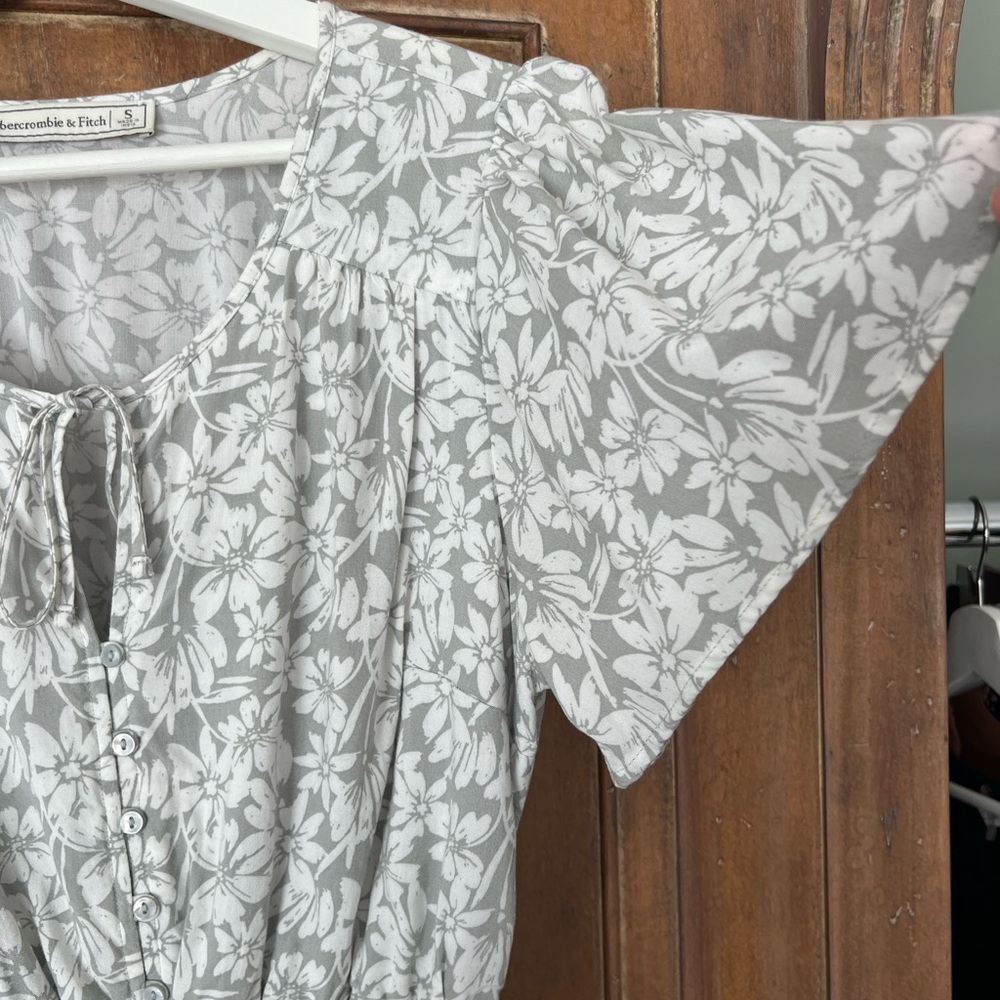 Abercrombie & Fitch Gray Floral Top - Picture 3 of 6